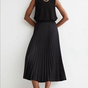 H&M Pleated Black Long Skirt (2)